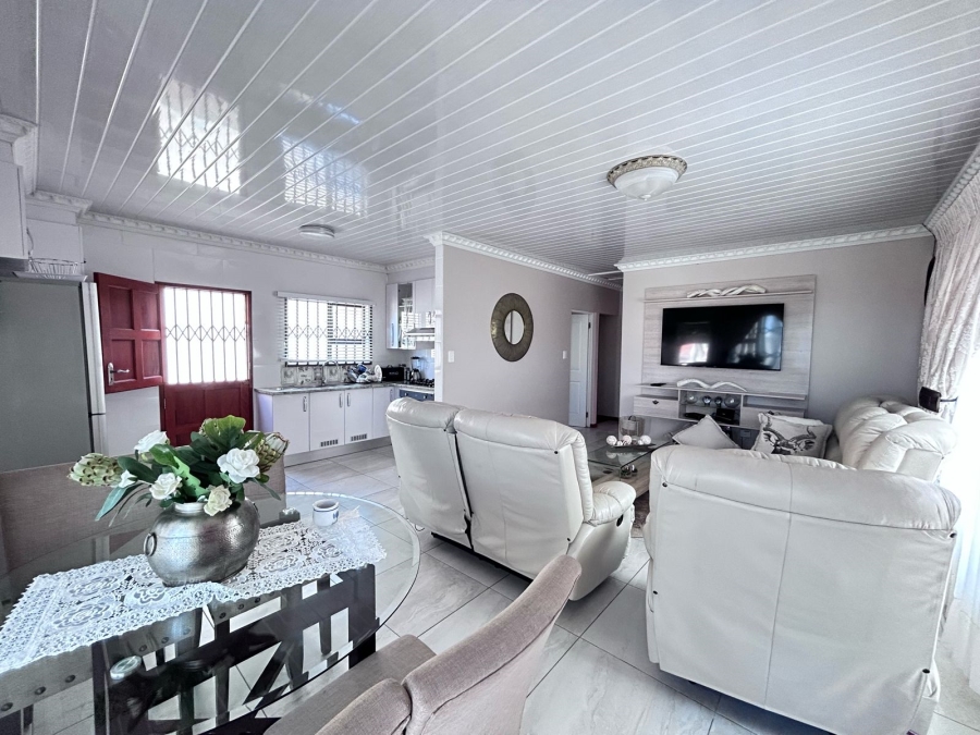 3 Bedroom Property for Sale in Cove Rock Eastern Cape
